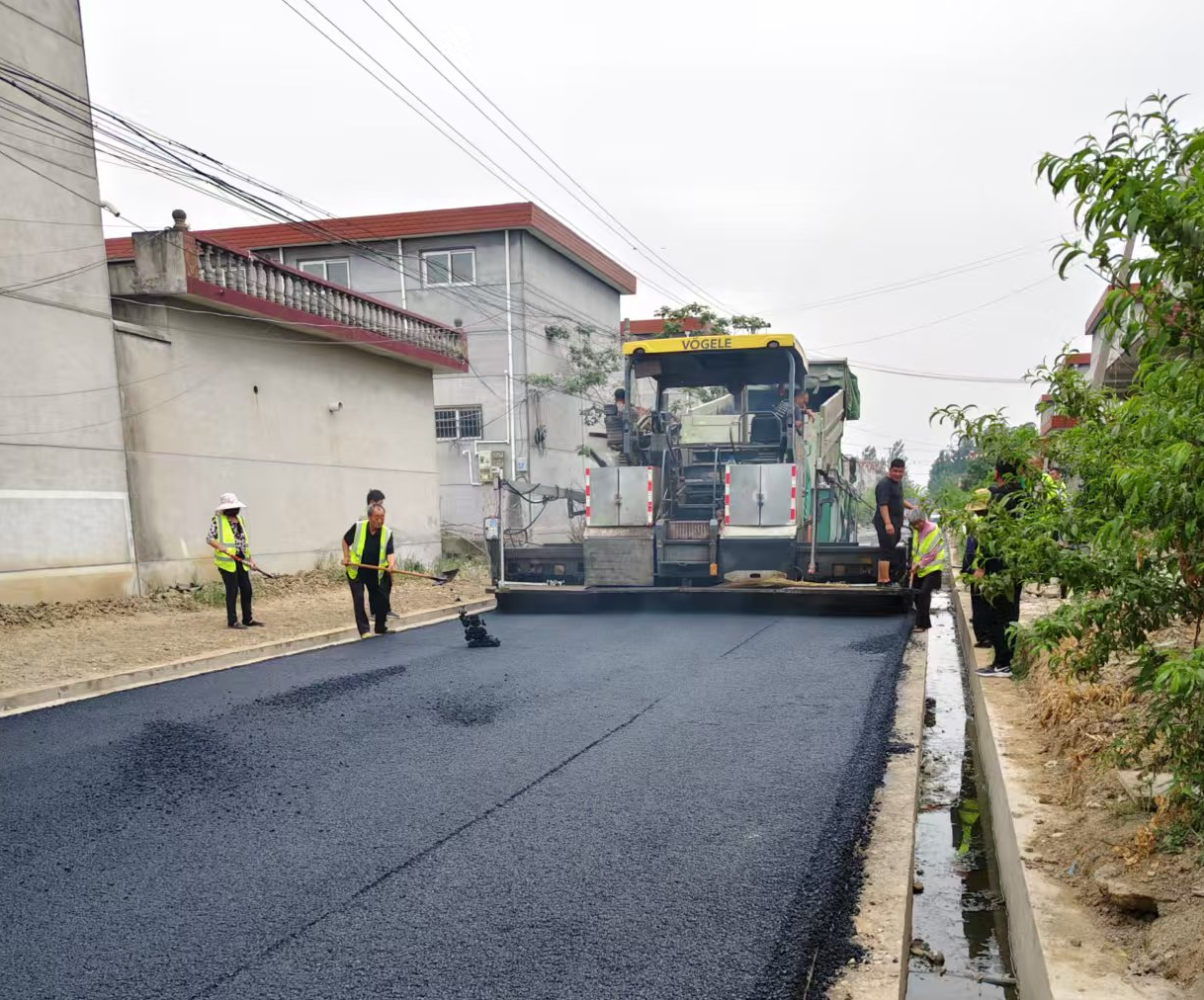 临沂市郯城县李庄镇尚庄二村：道路铺沥青惠民生