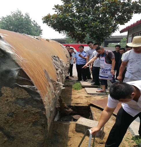 执法人员挖出非法储油罐