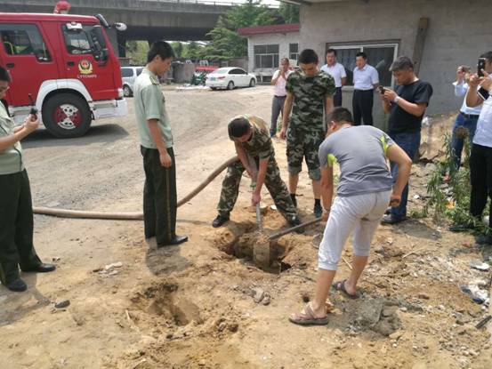 执法人员向非法储油罐内填土灌水处理